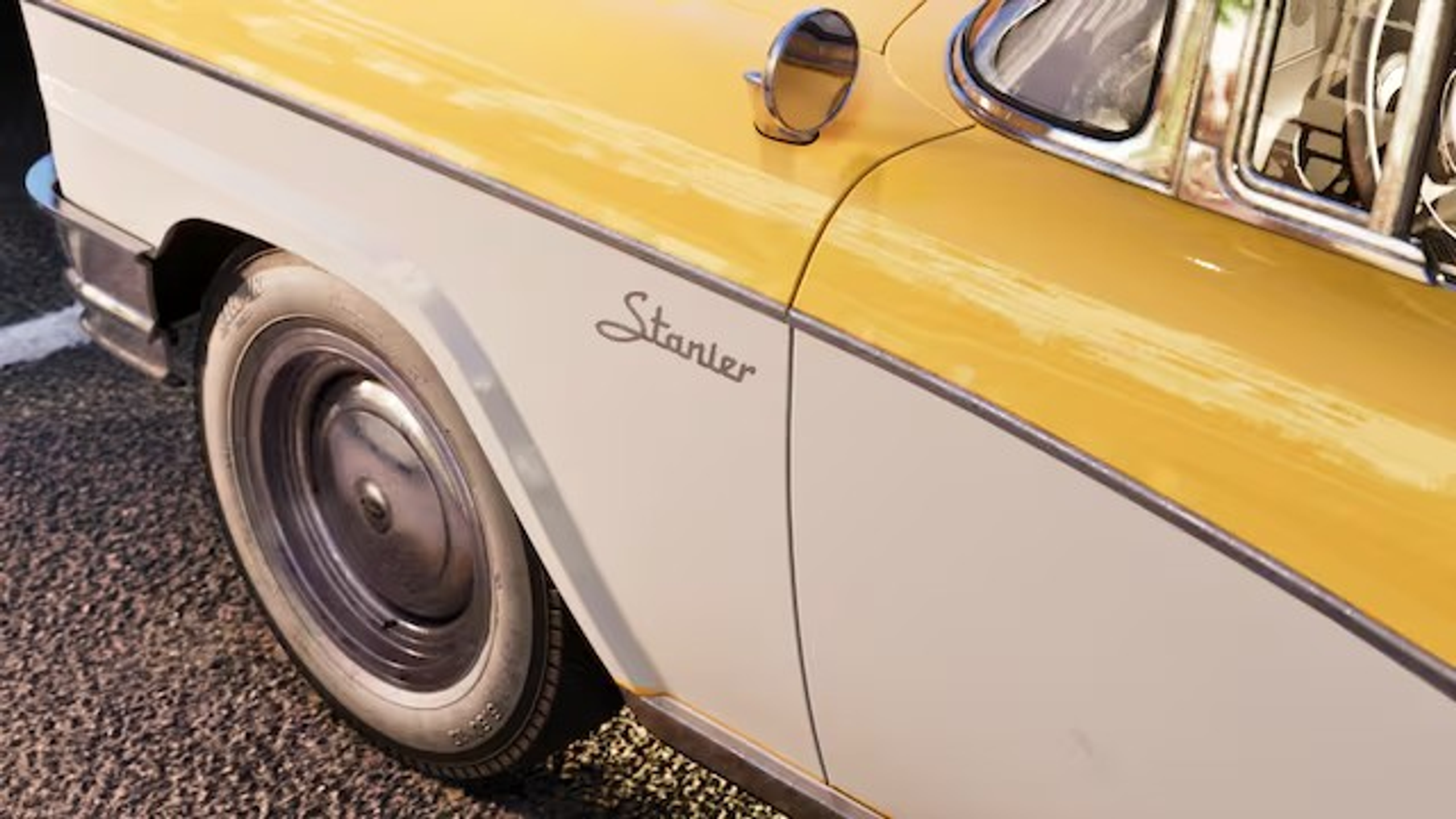 Stanier fender and whitewall detail